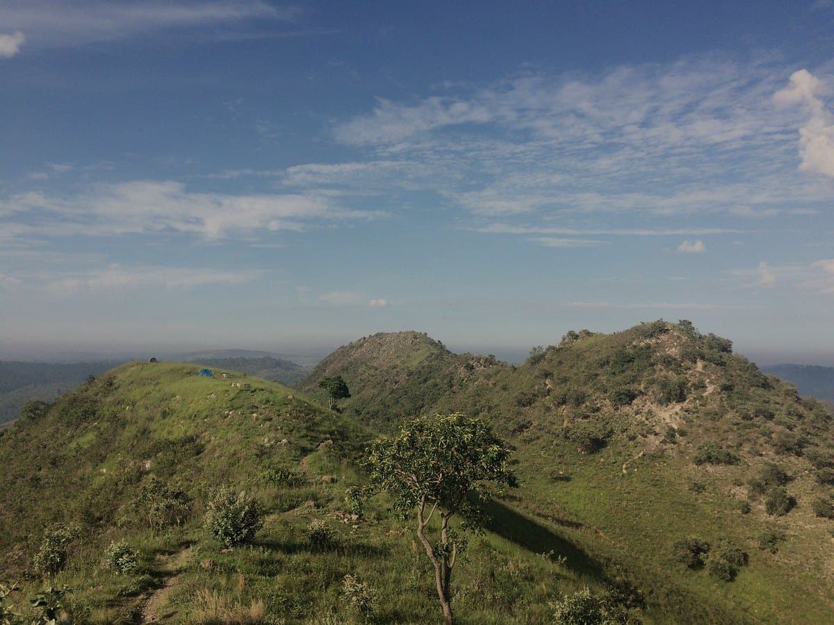 O cume do Morro do Saboó no fim da tarde, com o vale e a cidade de São Roque ao fundo